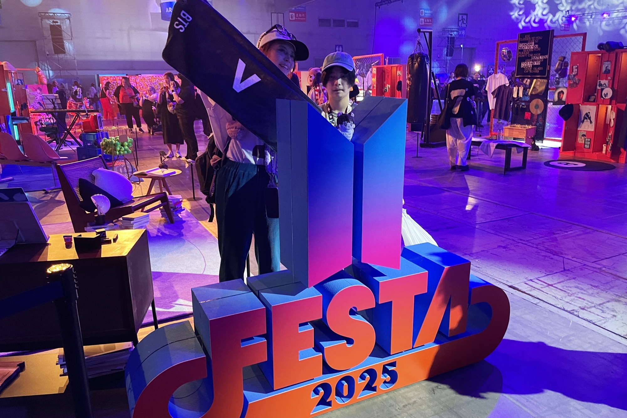 ﻿Поклонники BTS со всего мира 13 июня собрались на фестивале «BTS Festa 2025», посвященном 12-й годовщине дебюта группы, которая проходит в выставочном центре KINTEX в Кояне, провинция Кёнгидо. / Фото: Со Э Ён