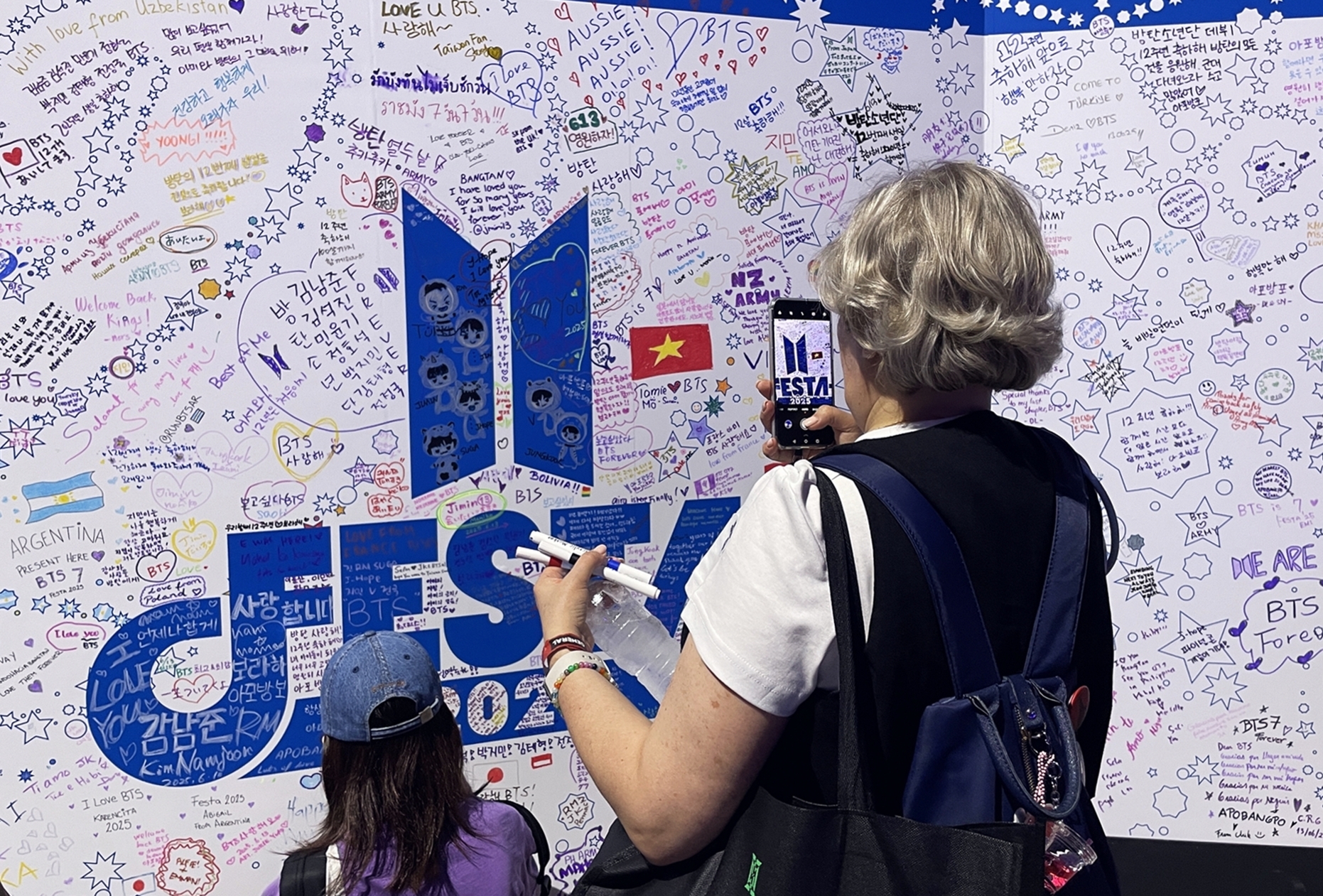 ﻿Поклонники BTS со всего мира 13 июня собрались на фестивале «BTS Festa 2025», посвященном 12-й годовщине дебюта группы, которая проходит в выставочном центре KINTEX в Кояне, провинция Кёнгидо. / Фото: Со Э Ён