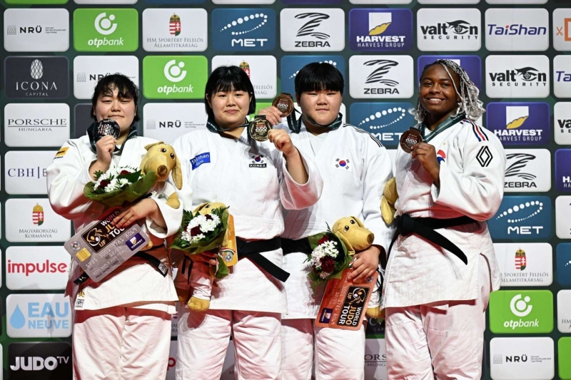 ﻿Ким Ха Юн (вторая слева) 19 июня позирует для фото после победы на чемпионате мира по дзюдо в весовой категории свыше 78 кг в Будапеште, Венгрия. / Фото: Международная федерация дзюдо