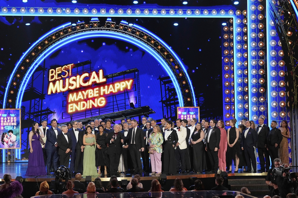 ﻿Актеры и творческая группа мюзикла «Maybe Happy Ending» 8 июня (по местному времени) получают награду на 78-й церемонии вручения премии «Тони» в Нью-Йорке, США. В этот день «Maybe Happy Ending» победил в шести номинациях, включая «Лучший мюзикл», «Лучший сценарий», «Лучшая оригинальная музыка», «Лучший дизайн сцены», «Лучшая режиссура мюзикла» и «Лучшая мужская роль в мюзикле». / Фото: Рёнхап