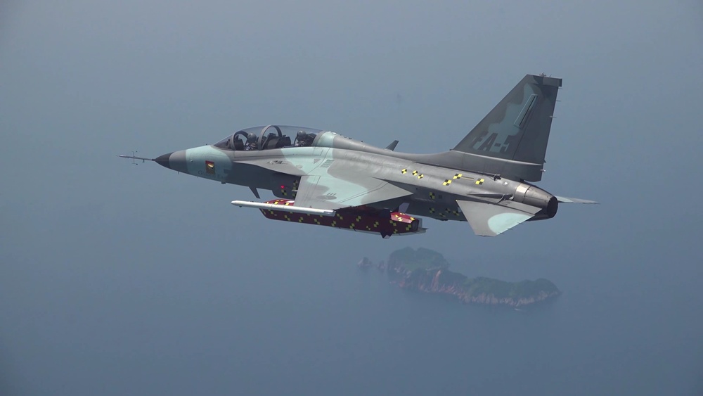 ﻿Корейский истребитель FA-50 выполняет испытательный полет с управляемой ракетой класса «воздух-земля» большой дальности. / Фото: Управление программы оборонных закупок РК