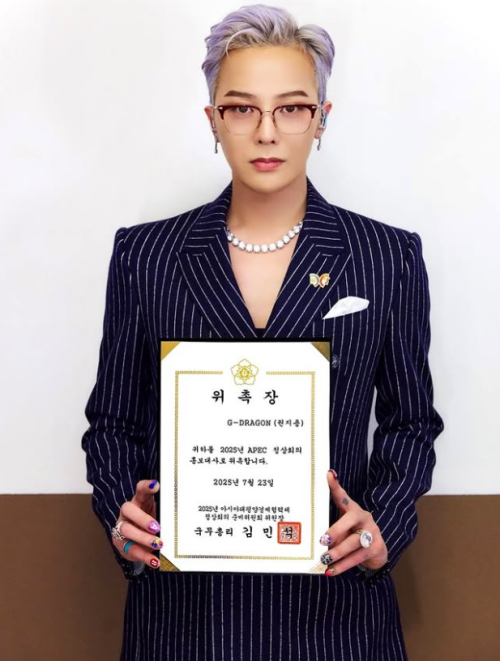 ﻿23 июля G-Dragon опубликовал в Instagram фотографию своего свидетельства о назначении официальным послом саммита АТЭС. / Фото: Instagram  G-Dragon