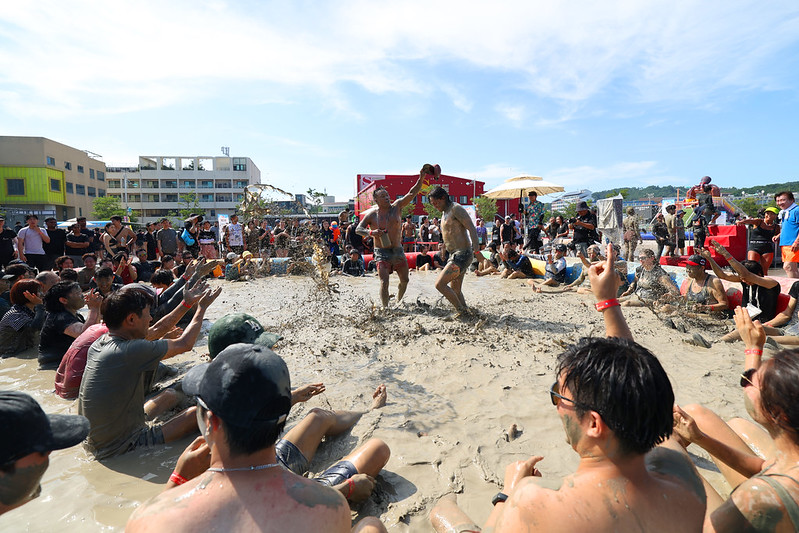 ﻿Двое мужчин участвуют в поединке на Mud Expo Plaza, главной площадке фестиваля грязи в Порёне. / Фото: Ли Чжон У