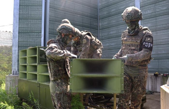 ﻿4 августа корейские военные начали демонтаж громкоговорителей, установленных вдоль границы с КНДР. / Фото: Министерство национальной обороны РК
