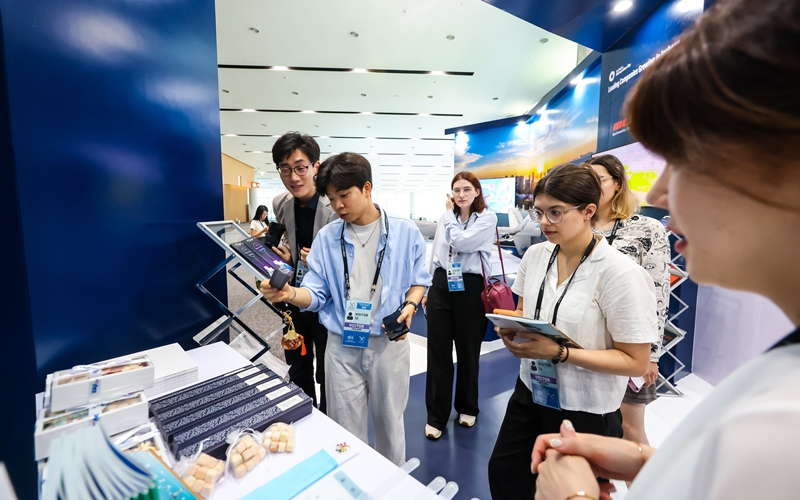 ﻿Почетные репортеры Korea.net 5 августа осматривают выставочный стенд города Инчхон на третьем заседании Старших должностных лиц (СДЛ) АТЭС в конференц-центре Songdo Convensia в Инчхоне. / Фото: Flickr АТЭС-2025