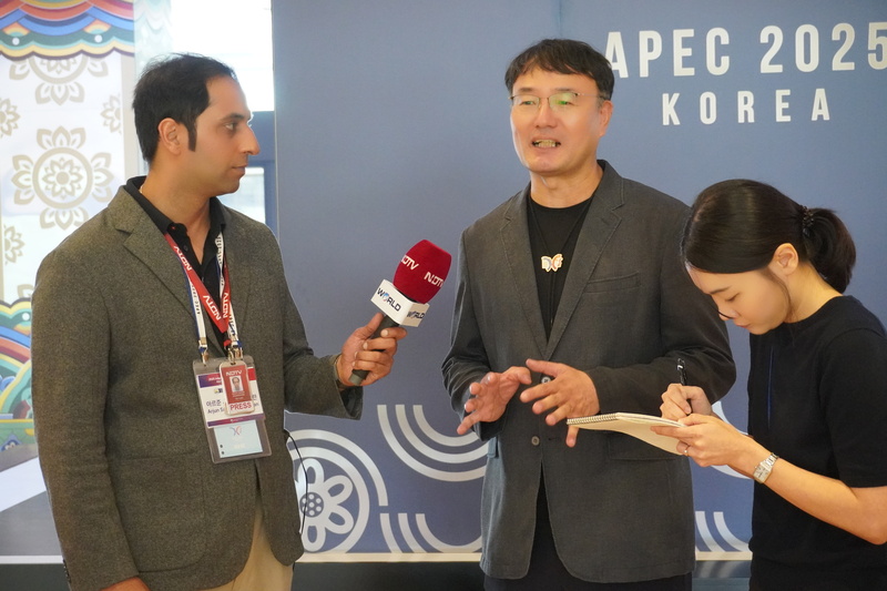 ﻿Арджун Самар Махендран (слева) из индийского телеканала NDTV 27 августа берет интервью у главы Комитета по подготовке к саммиту АТЭС Пак Чан Хо в отеле Hilton в Кёнджу. / Фото: Чон Ми Сон 