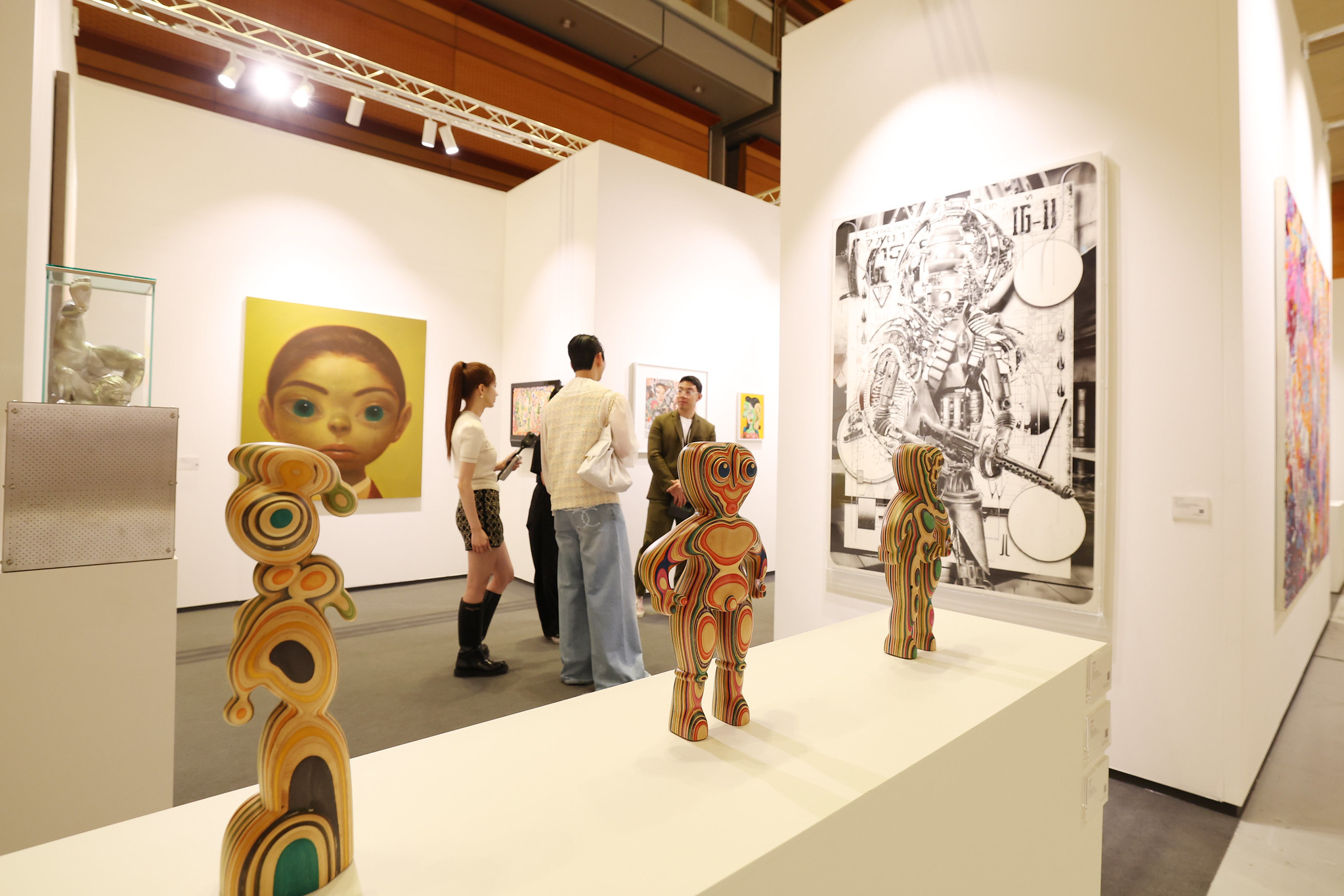 ﻿Посетители 3 сентября осматривают международную арт-выставку «Frieze Seoul» в выставочном центре COEX в Сеуле. / Фото: Ли Чжон У