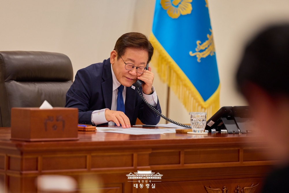 ﻿﻿Президент РК Ли Чжэ Мён 4 сентября проводит телефонный разговор с президентом Монголии Ухнаагийн Хурэлсухом в президентском офисе в Йонсане, Сеул. / Фото: Канцелярия президента РК