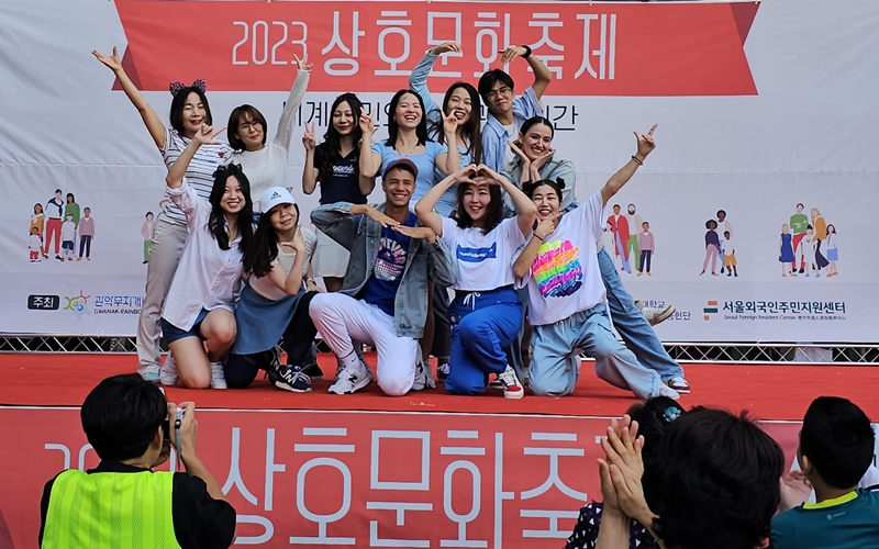Выпускники курса «Уроки K-POP танцев» выступают на «Межкультурном фестивале Кванак 2023». / Фото: Сеульский центр иностранных резидентов 