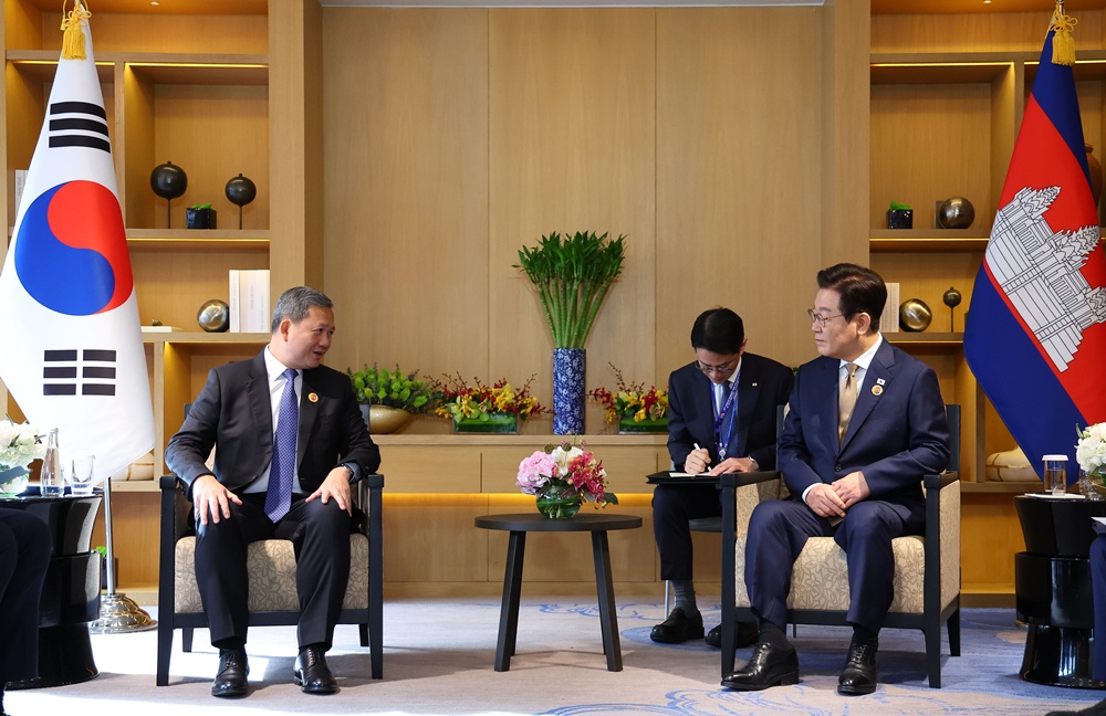 ﻿Президент РК Ли Чжэ Мён (справа) и премьер-министр Камбоджи Хун Манет 27 октября проводят встречу в Куала-Лумпуре в Малайзии. / Фото: Рёнхап