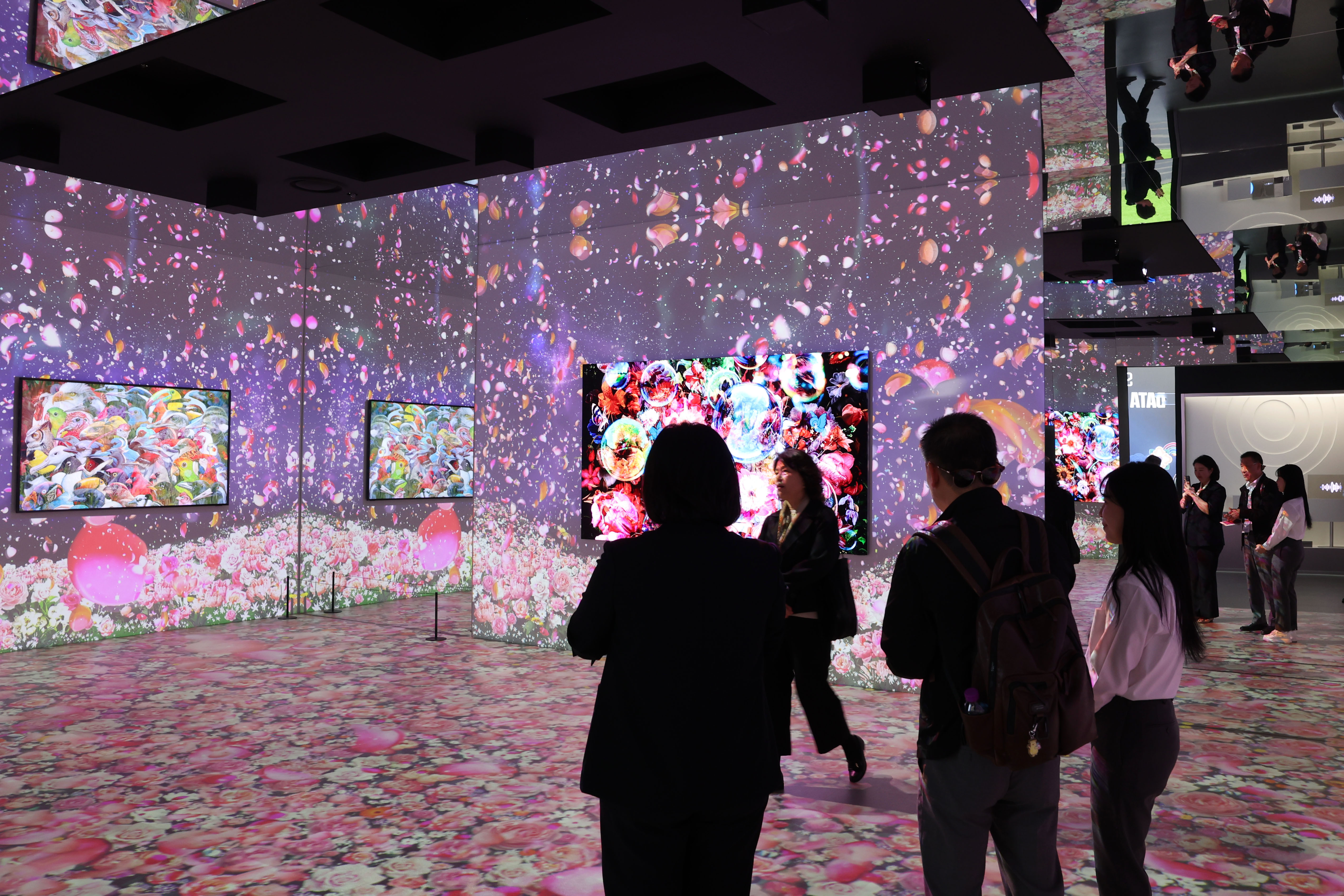 Выставка «K-Tech Showcase», приуроченная к саммиту АТЭС, открылась в Выставочном парке Кёнджу, провинция Кёнсан-Пукто. На фото посетители 29 октября осматривают арт-куб Samsung Electronics с дисплеями Micro LED и Neo QLED 8K. / Фото: Пак Тэ Чжин 