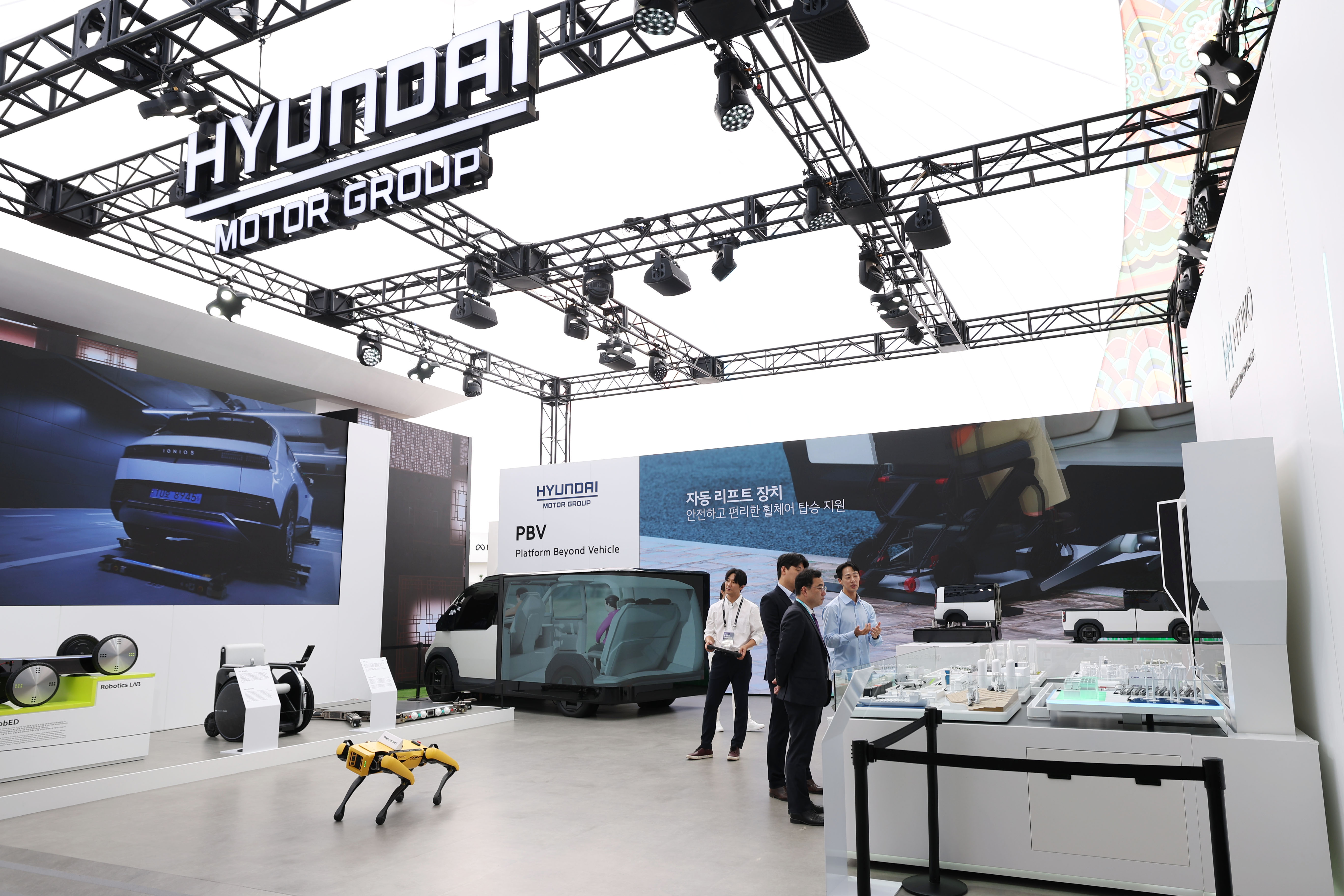 29 октября на выставке «K-Tech Showcase» в Выставочном парке Кёнджу Hyundai Motor Group знакомит посетителей со своими водородными технологиями, специализированными транспортными средствами и робототехникой. / Фото: Пак Тэ Чжин 