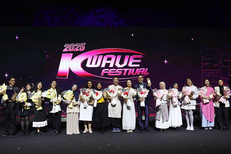 Участники церемонии награждения фестиваля Халлю «K-wave Festival 2025» 8 ноября позируют для памятного фото в концертном зале CKL в районе Чун-гу в Сеуле. / Фото: Ли Чжон У 