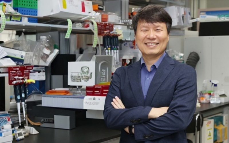 Корейские исследователи впервые в мире раскрыли ранее неизвестные пути метастазирования раковых клеток. На фото профессор Хо Вон До, заведующий кафедрой биологических наук Корейского института науки и передовых технологий (KAIST), участвовавший в совместном исследовании. /Фото: KAIST 