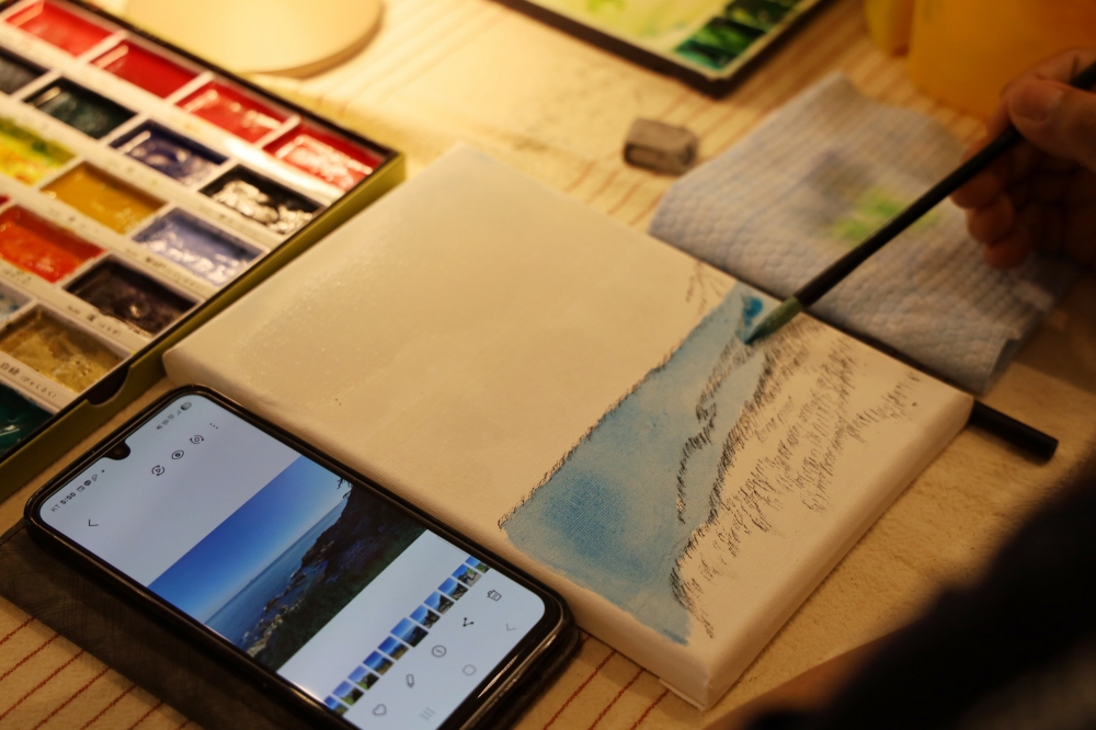 «Мамин дом в Намхэ» в уезде Намхэ-гун провинции Кёнсан-Намдо предлагает разнообразные программы, включая занятия по рисованию. / Фото: Национальная организация туризма Кореи 