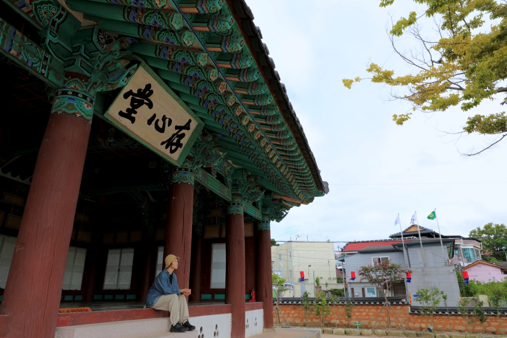 Посетитель наслаждается природой в парке Чонсимдан в уезде Кохын-гун провинции Чолла-Намдо. / Фото: Национальная организация туризма Кореи 