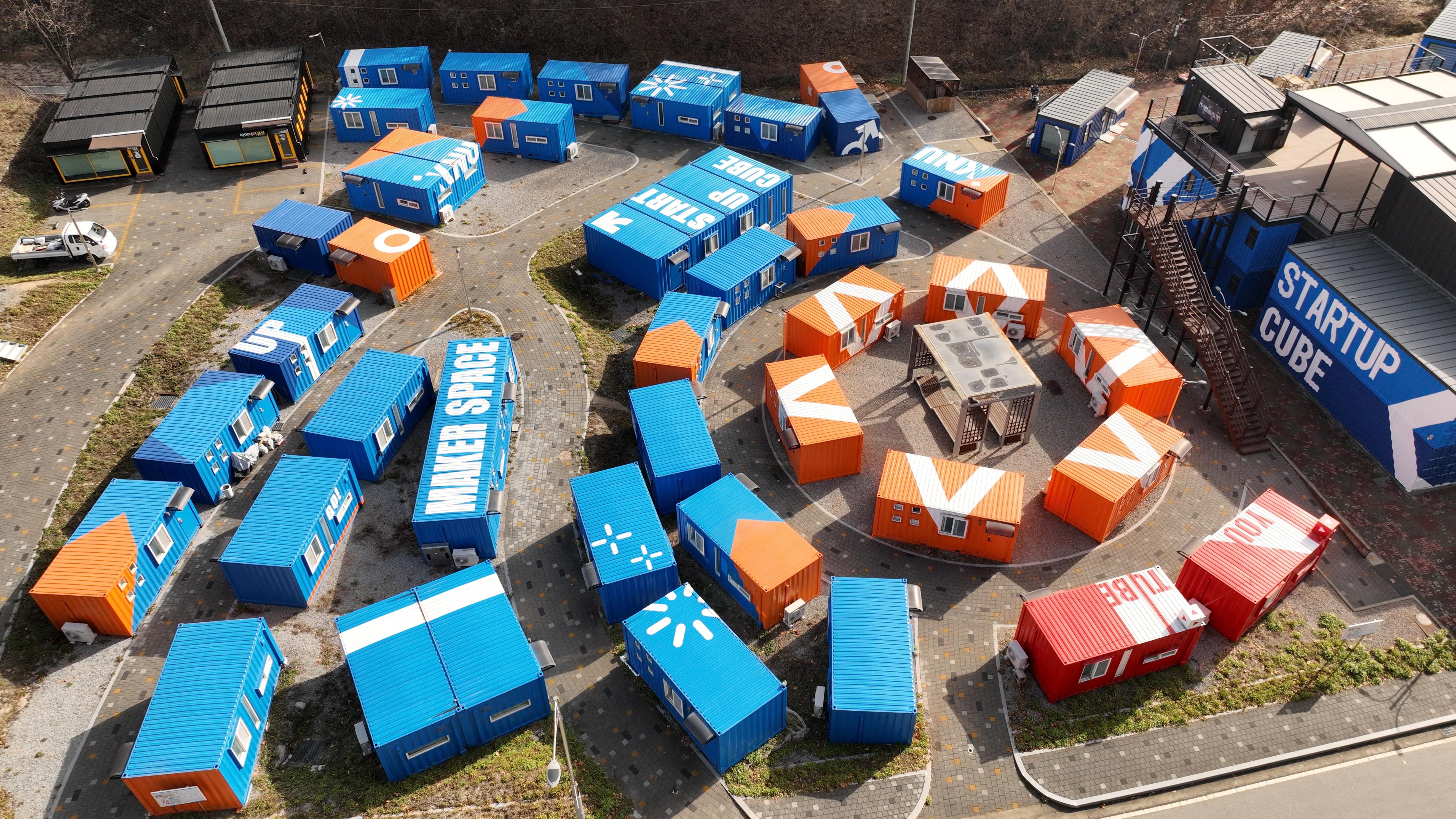 Центр стартапов КНУ в Чхунчхоне, провинция Канвондо, предлагает коворкинги, творческие мастерские, лекционные и конференц-залы. Здесь базируются около 70 стартапов, включая студенческие клубы, исследовательские центры и бизнес-проекты. / Фото: Фонд промышленного сотрудничества КНУ 