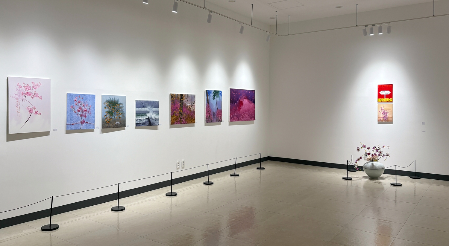 Персональная выставка «Мои мысли» северокорейского художника Сон Му, расположенная на первом этаже Центра межкорейской культурной интеграции Министерства по делам объединения в районе Кансо-гу в Сеуле. / Фото: Шарль Одуан 