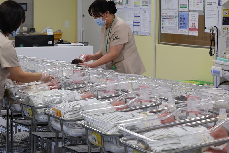 В Корее впервые за 9 лет выросла рождаемость. По данным Статистического бюро Кореи от 26 февраля, в прошлом году в стране родилось 238 300 детей, что на 8300 (3,6%) больше, чем в предыдущем году. По мере увеличения числа новорожденных общий коэффициент рождаемости также вырос на 0,03 по сравнению с 2023 годом (0,72). На фото новорожденные в одной из больниц Инчхона. / Фото: Рёнхап 