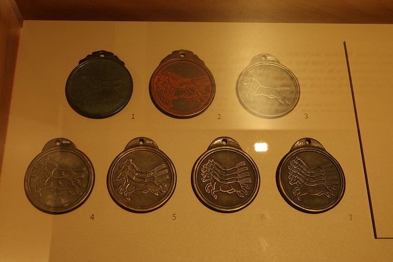 В Национальном фольклорном музее Кореи представлены жетоны мапхэ, на которых обозначились ранг и статус наездника. / Фото: Пак Тэ Чжин 