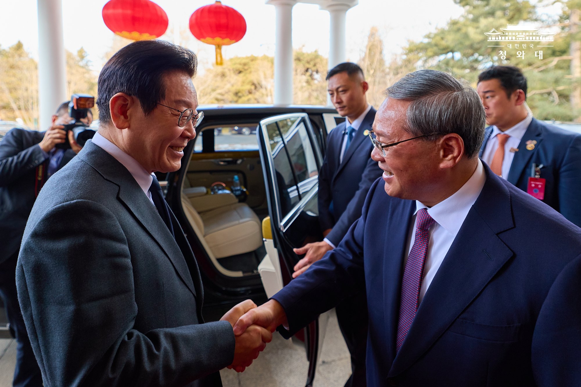 Президент РК Ли Чжэ Мён (слева), находящийся с государственным визитом в Китае, 6 января приветствует премьера Госсовета КНР Ли Цяна. / Фото: Чхонвадэ 