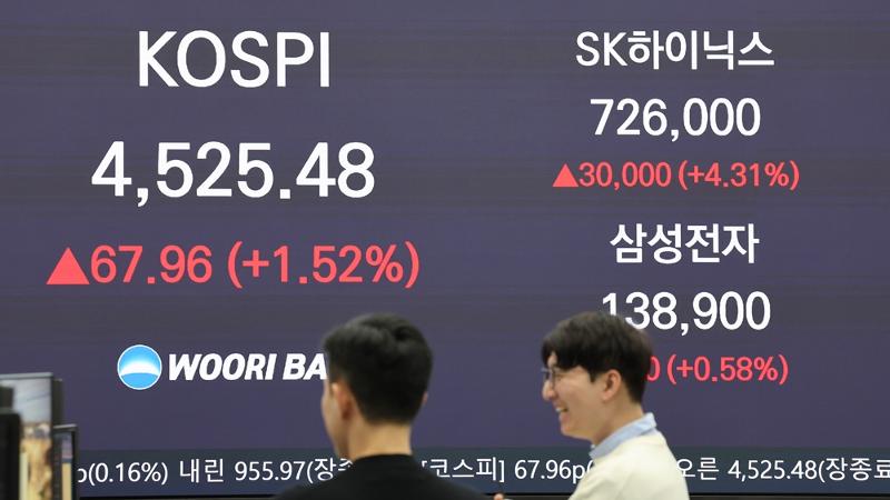 Индекс KOSPI, Samsung Electronics и SK Hynix на табло дилингового центра 6 января в банке Woori Bank в районе Чун-гу в Сеуле. / Фото: Рёнхап 