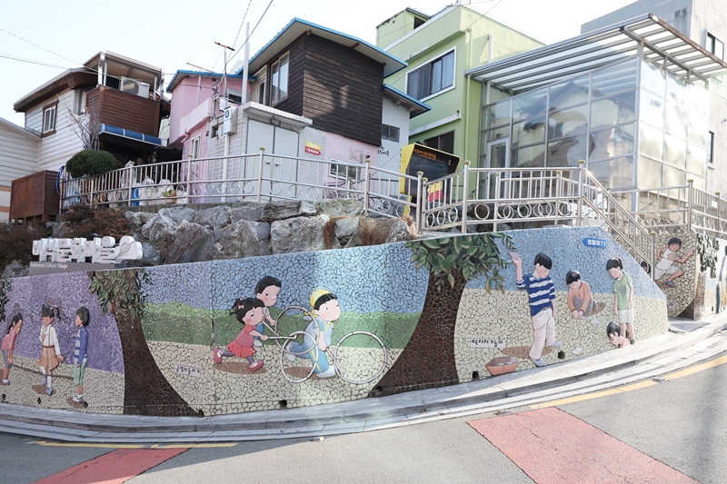 Деревня надгробий Ами-дон, расположенная в районе Со-гу в Пусане, образовалась в 1906 году после того, как беженцы разбили убежища на месте японского общинного кладбища на склоне горы Чхонмасан. Они строили дома, используя надгробия и мемориальные плиты в качестве фундамента. / Фото: Ли Чжон У 