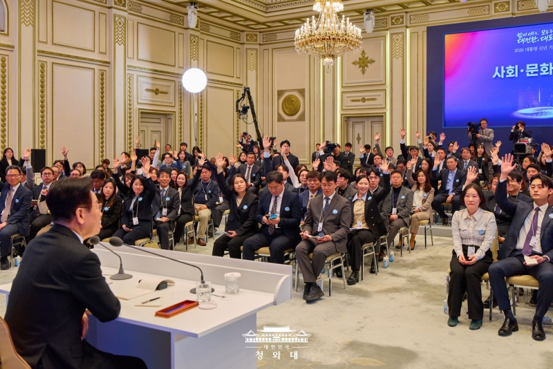 Президент РК Ли Чжэ Мён 21 января отвечает на вопросы журналистов на новогодней пресс-конференции в Чхонвадэ в Сеуле. / Фото: Чхонвадэ 