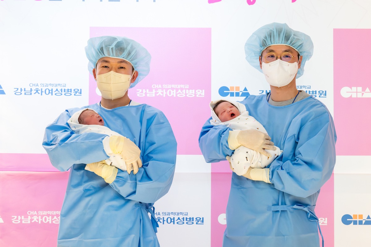 Молодые отцы держат в руках первых детей, родившихся в 2026 году в Медицинском центре Ча Каннам в Сеуле. / Фото: Медицинский центр Ча Каннам 