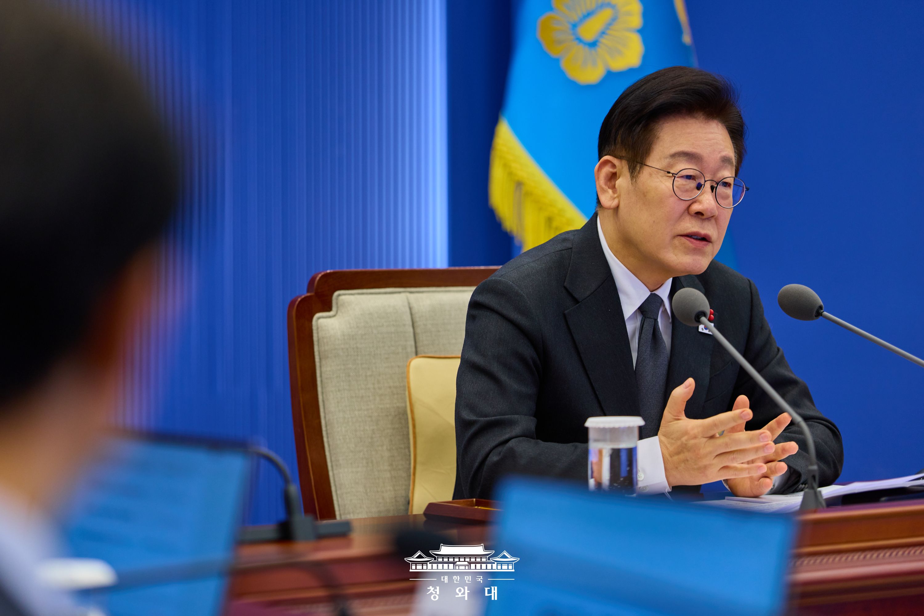 Президент РК Ли Чжэ Мён 30 января пообещал активно бороться с транснациональной преступностью. На фото Ли Чжэ Мён 29 января выступает на 21-й встрече старших секретарей и помощников в Чхонвадэ в Сеуле. / Фото: Чхонвадэ 