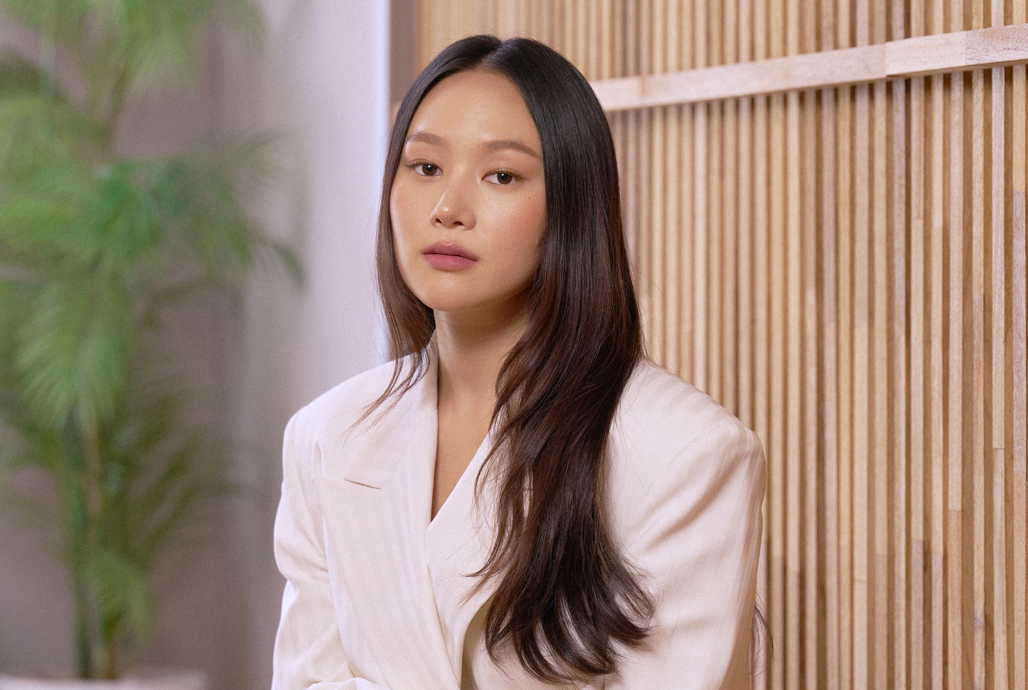 Актриса Ерин Ха (Ха Е Рин), исполняющая главную роль в четвертом сезоне популярного сериала Netflix &laquo;Бриджертоны&raquo;, 4 марта позирует для фото на пресс-конференции в Доме культуры Масиль в Сеуле. / Фото: Netflix 