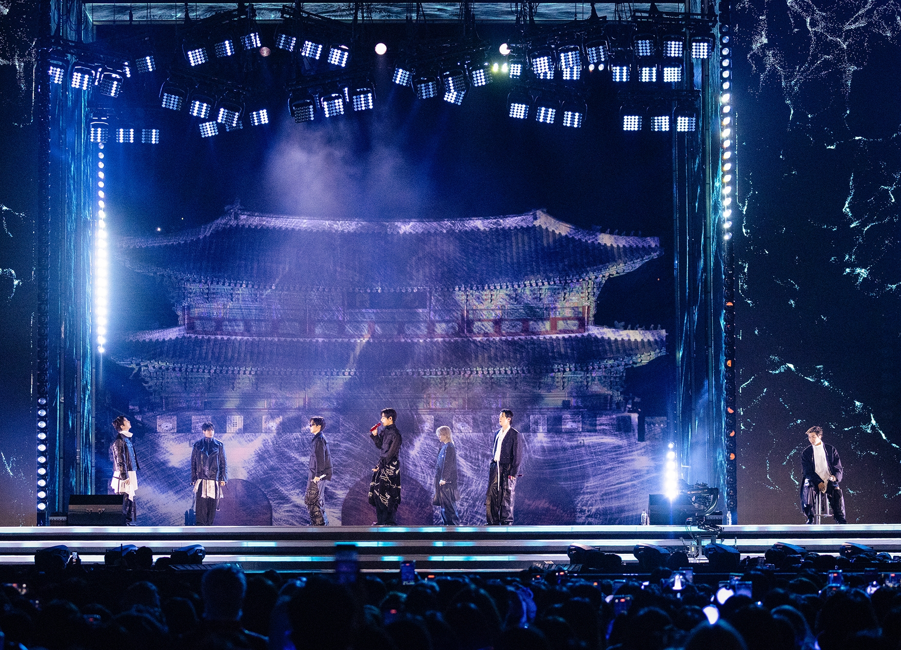 Группа BTS 21 марта выступает с программой &laquo;BTS Comeback Live: ARIRANG&raquo; на фоне дворца Кёнбоккун на площади Кванхвамун в Сеуле. / Фото: BIGHIT MUSIC и Netflix 