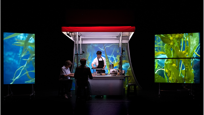 Сцена из спектакля Ку Чжа Ха &laquo;Харибо кимчи&raquo;. / Фото: Сеульский фестиваль исполнительских искусств 