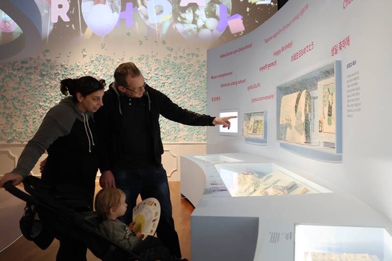 Иностранные туристы 7 апреля рассматривают традиционные и современные переноски для детей на выставке &laquo;С днем рождения!&raquo; в Национальном фольклорном музее Кореи в Сеуле. В отличие от большинства западных культур, где младенцев носят спереди, корейцы традиционно носили своих детей на спине, поддерживая их с помощью подэги &ndash; большого стеганого полотна с длинными ремнями. / Фото: Пак Тэ Чжин 