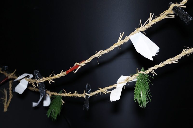 Кымчжуль (соломенная веревка), которую вывешивали над воротами дома после рождения ребенка, представлена на выставке &laquo;С днем рождения!&raquo; в Национальном фольклорном музее Кореи в Сеуле. / Фото: Пак Тэ Чжин 