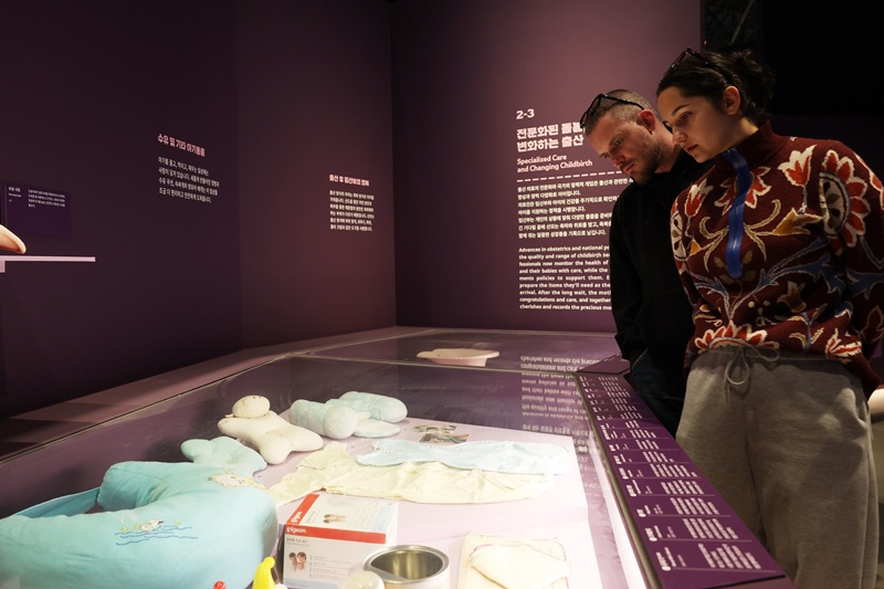 Иностранные туристы 7 апреля рассматривают современные товары для детей на выставке &laquo;С днем рождения!&raquo; в Национальном фольклорном музее Кореи в Сеуле. / Фото: Пак Тэ Чжин  