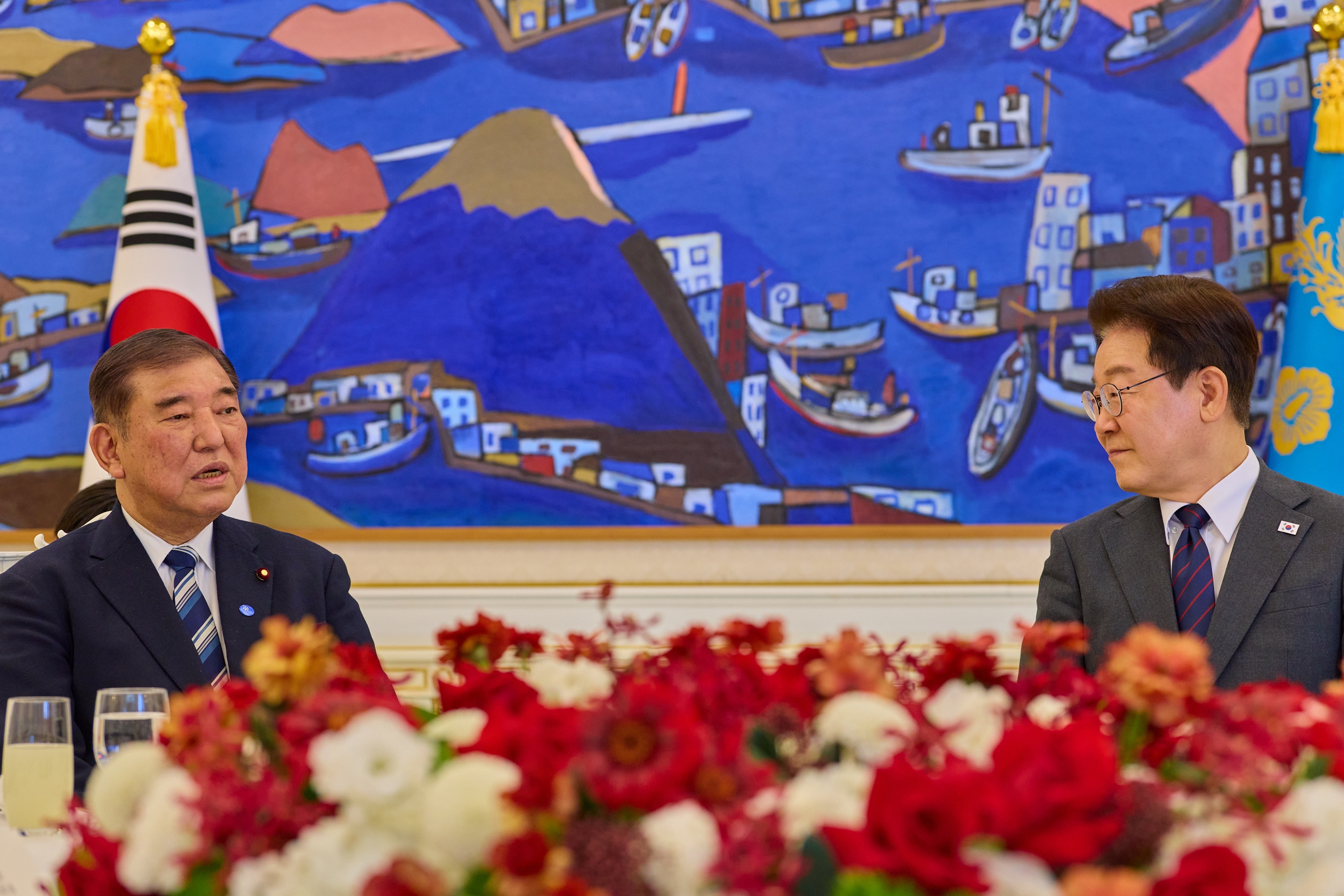 Президент РК Ли Чжэ Мён (справа) и бывший премьер-министр Японии Сигэру Исиба 8 апреля беседуют во время обеда в Чхонвадэ в Сеуле. / Фото: Чхонвадэ 