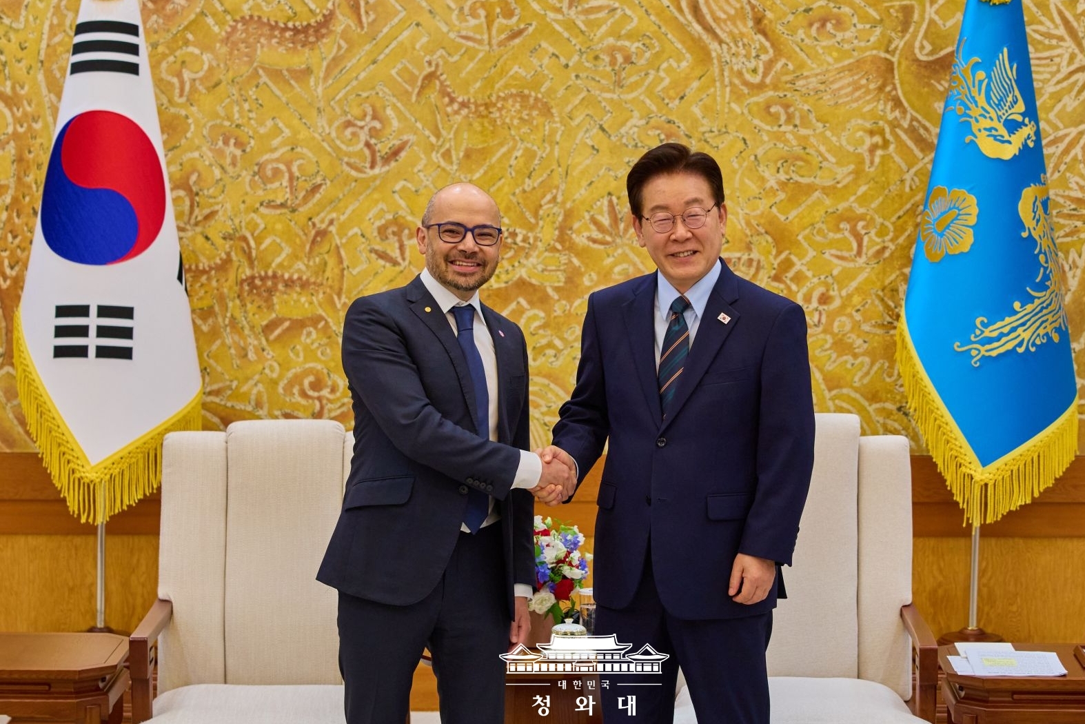  Президент Республики Корея Ли Чжэ Мён (справа) и генеральный директор Google DeepMind Демис Хассабис (слева) позируют для памятной фотографии 27 апреля в Чхонвадэ в Сеуле во время встречи. / Фото: Чхонвадэ