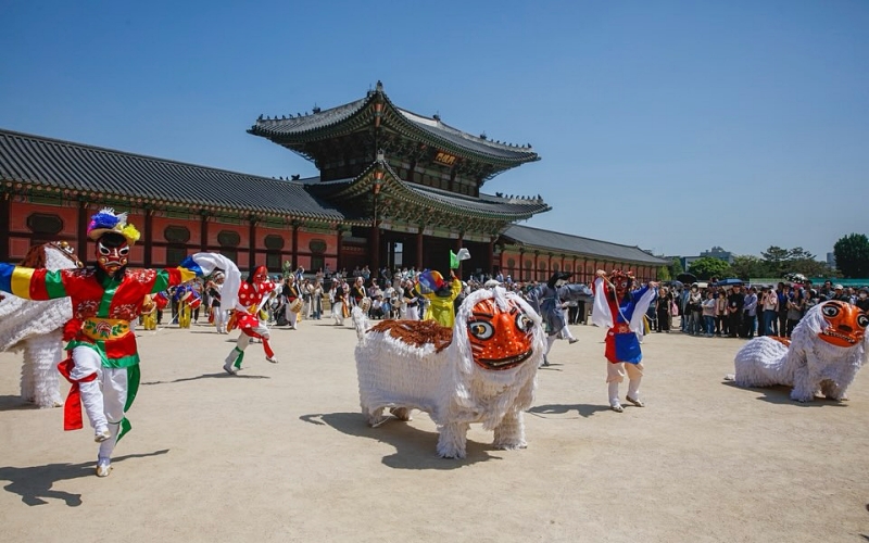 25 апреля во дворце Чхандоккун в округе Чонно-гу Сеула посетители наблюдают за уличным шествием в рамках весеннего Фестиваля дворцовой культуры 2026 года. / Фото: Инстаграм