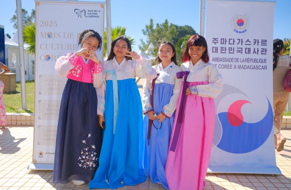 В мае прошлого года участники фотографируются на память на фестивале &laquo;K-Beauty 2025&raquo;, организованном посольством Республики Корея на Мадагаскаре в Антананариву в рамках Мадагаскарской международной выставки. / Фото: Посольство Республики Корея на Мадагаскаре