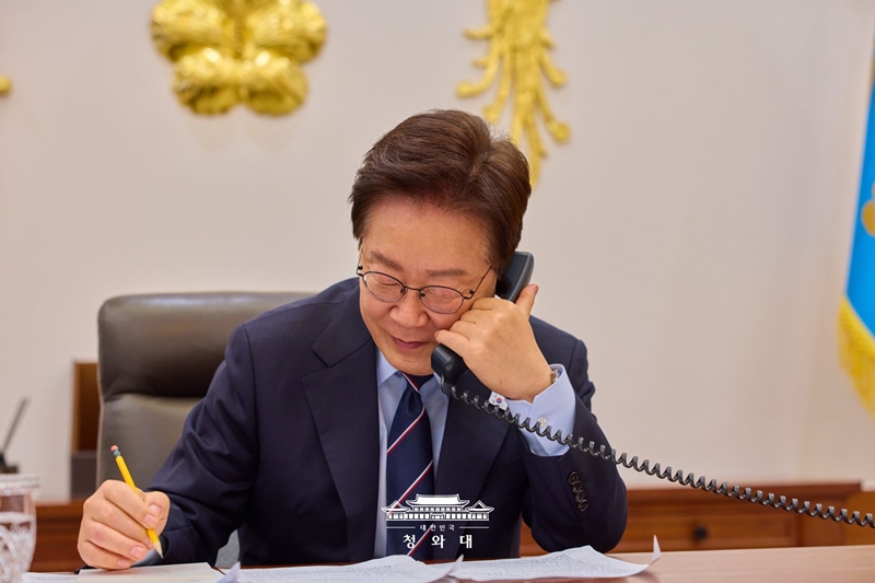Президент РК Ли Чжэ Мён 8 мая в Чхонвадэ разговаривает по телефону с премьер-министром Канады Марком Карни. / Фото: Чхонвадэ 