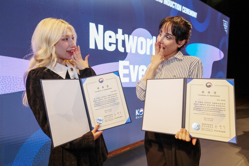 Почетные репортеры Korea.net 12 мая позируют с сертификатами на церемонии назначения Почетных репортеров 2026 года в Национальном музее современного искусства в Сеуле. / Фото: Ли Чжон У    