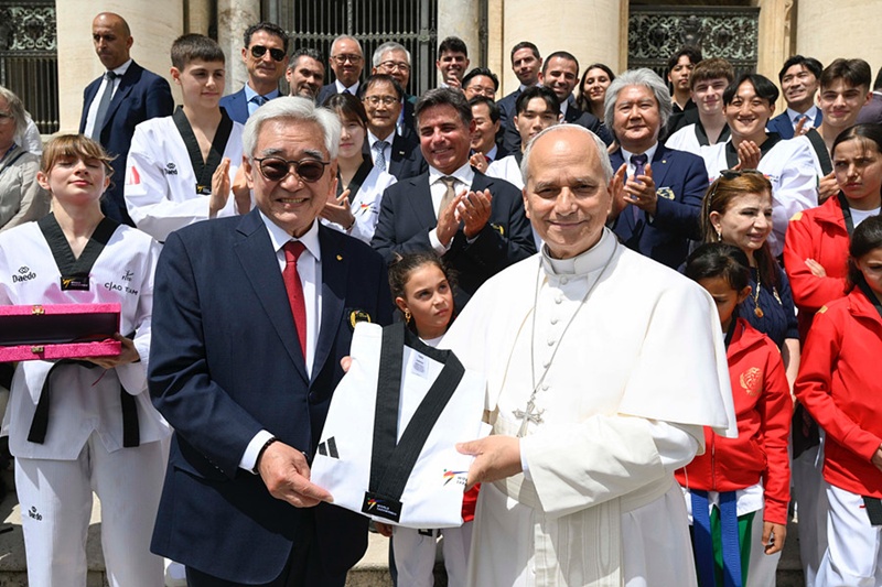 Президент Всемирной федерации тхэквондо Чо Чжон Вон (слева) 3 июня (по местному времени) в Ватикане вручает Папе Римскому Льву XIV форму для тхэквондо. / Фото: Всемирная федерация тхэквондо 