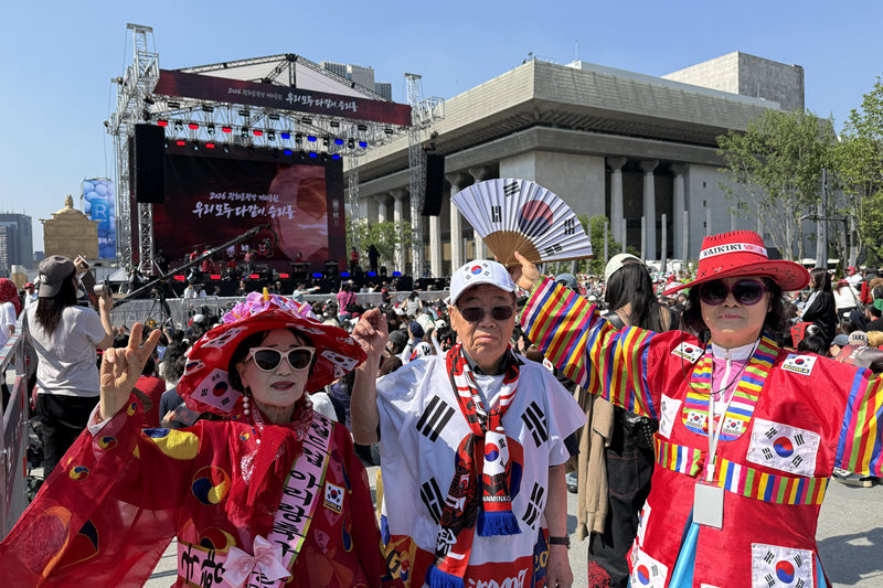 12 июня на площади Кванхвамун в Сеуле &laquo;Группа поддержки Ариран&raquo; позирует для фото перед матчем между Кореей и Чехией в рамках группового этапа чемпионата мира по футболу FIFA 2026. / Фото: Хон Ан Чжи 