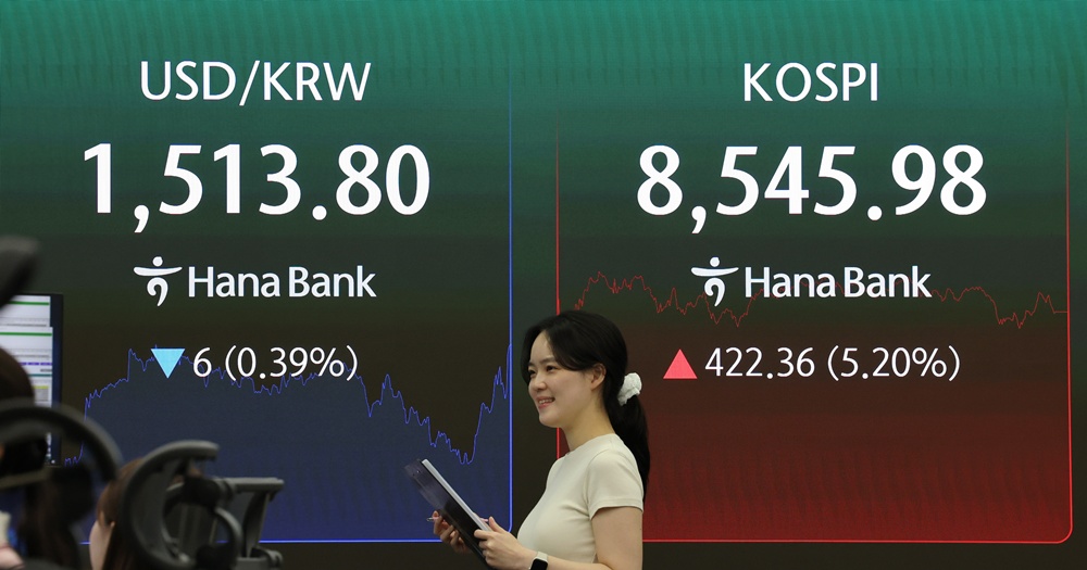 Данные об индексе KOSPI и курсе воны к доллару 15 июня отображаются на электронном табло в банке Hana Bank, расположенном в районе Чун-гу в Сеуле. / Фото: Рёнхап 