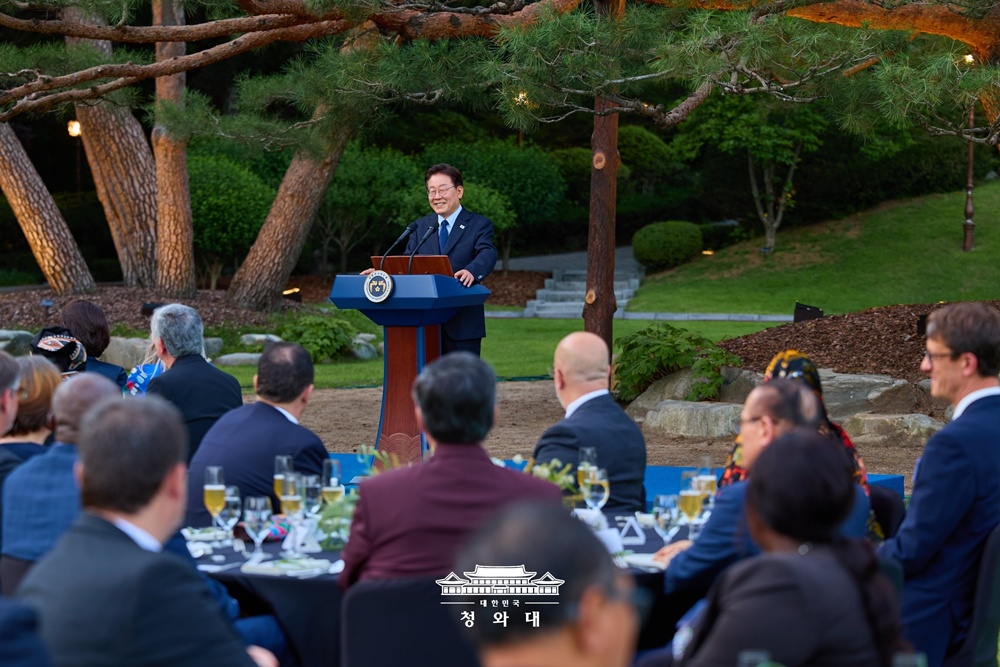 Президент РК Ли Чжэ Мён 23 июня выступает с приветственной речью перед дипломатами и представителями международных организаций на официальном ужине в Чхонвадэ в Сеуле. / Фото: Чхонвадэ 