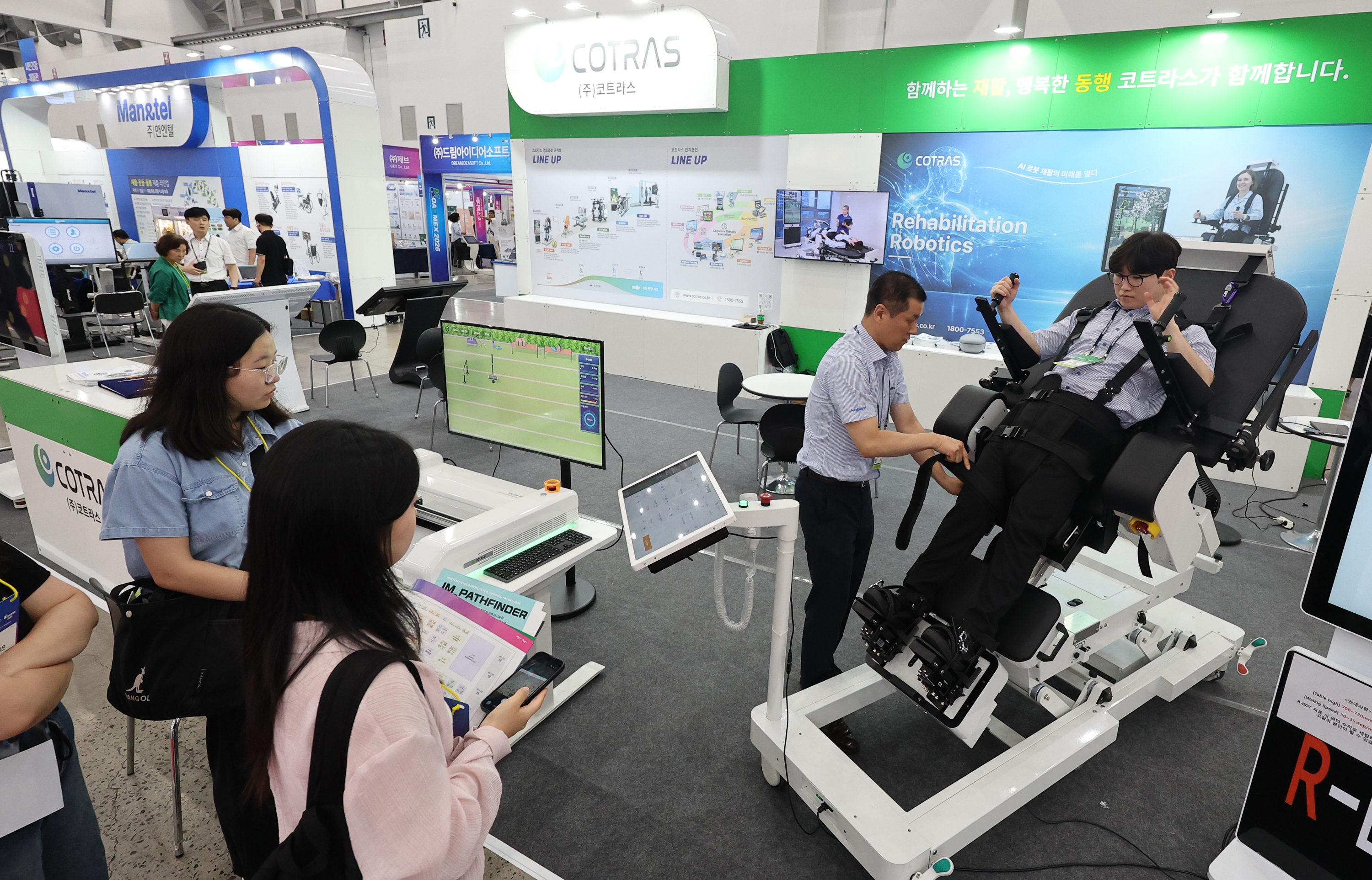 Посетители знакомятся с медицинским оборудованием на выставке MEDI EXPO KOREA, открывшейся 3 июля в выставочном центре EXCO в Тэгу.
