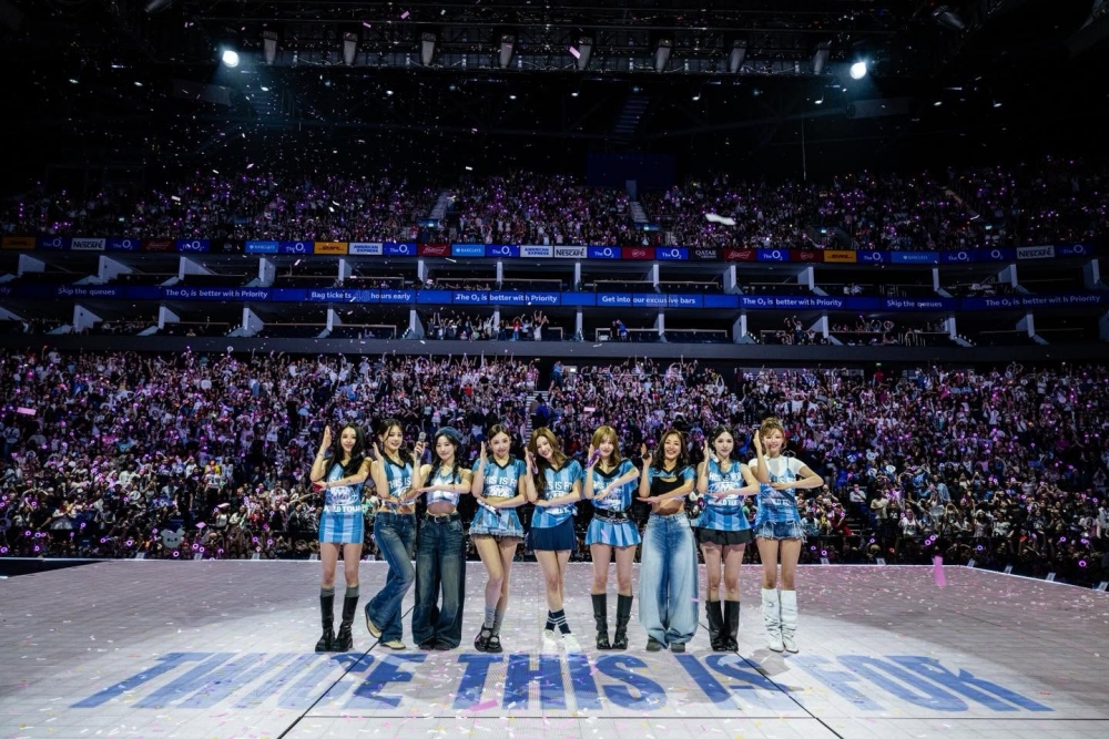 Женская группа TWICE  3 и 4 июня (по местному времени) провела концерт в Лондоне в рамках их шестого мирового турне «THIS IS FOR». / Фото: Facebook TWICE 