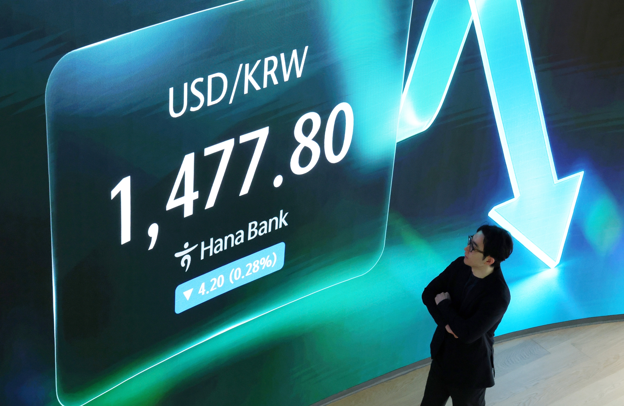 17 июля, в первый государственный праздник в Корее после перехода валютного рынка на круглосуточную работу, сотрудник отслеживает курс воны к доллару в операционном зале банка Hana в Сеуле. / Фото: Рёнхап 