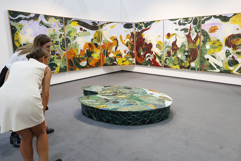 Посетители 3 сентября осматривают международную арт-ярмарку &laquo;Frieze Seoul&raquo; в выставочном центре COEX в Сеуле. / Фото: Korea.net 